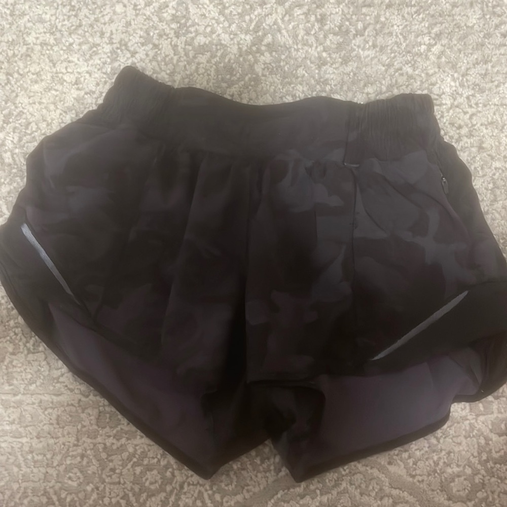 LuluLemon Hotty Hot shorts 2.5